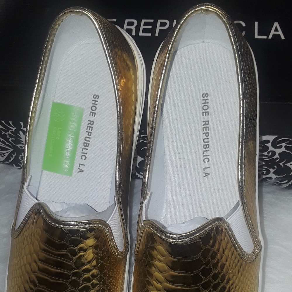 🆕️ Gold Skin Patent Creeper Sneaker Flats - Picture 5 of 8